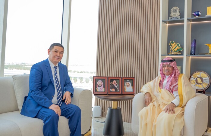 رئيس الطيران المدني يلتقي سفير كازاخستان لدى المملكة